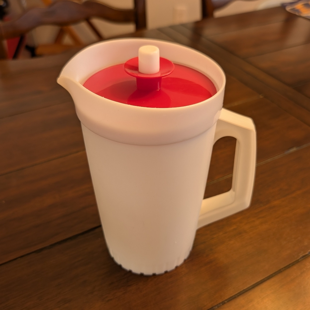 Vintage Tupperware 1 Qt Juice Pitcher